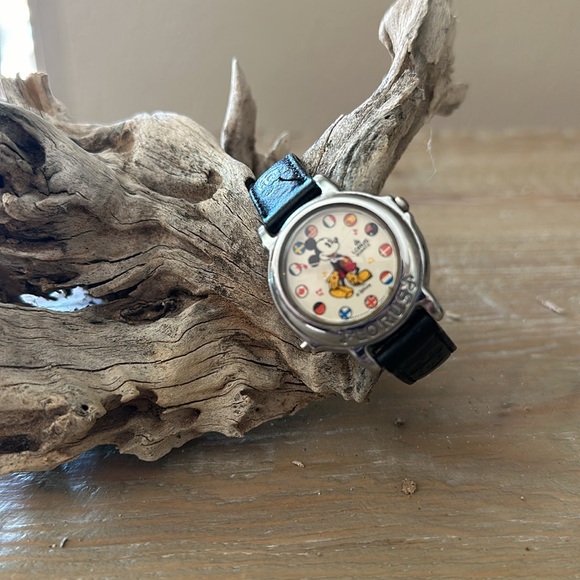 Vintage Mickey Mouse Lorus Flags Of The World Disney Watch - Picture 13 of 14